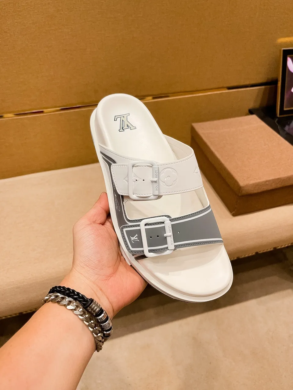 Men's shoes 💰 380 💰 New model on the market 🔥 [LV 🔥 Slippers] High-end 1:1 mold customization of first-layer cowhide, original upgraded version of the outsole, lighter and non-slip. The market's top quality, fashionable and trendy, versatile and popular, simple yet tasteful, a must-have for fashionistas, exuding a fashionable and casual atmosphere, fashion is at your feet, full of confidence, the same style at the counter 👍The season of spring and summer slippers is here, they are super beautiful to wear, 38-44, multiple colors available🔥